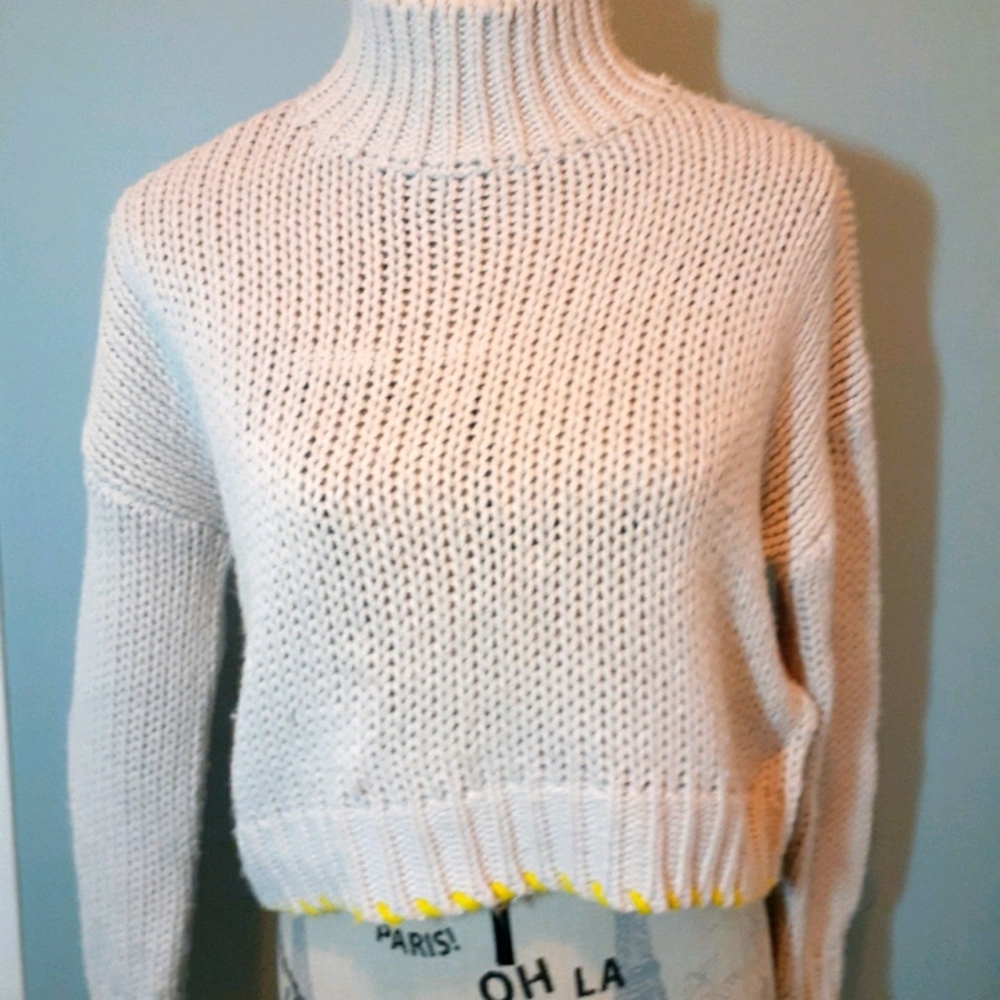 Cable knit cropped sweater.
